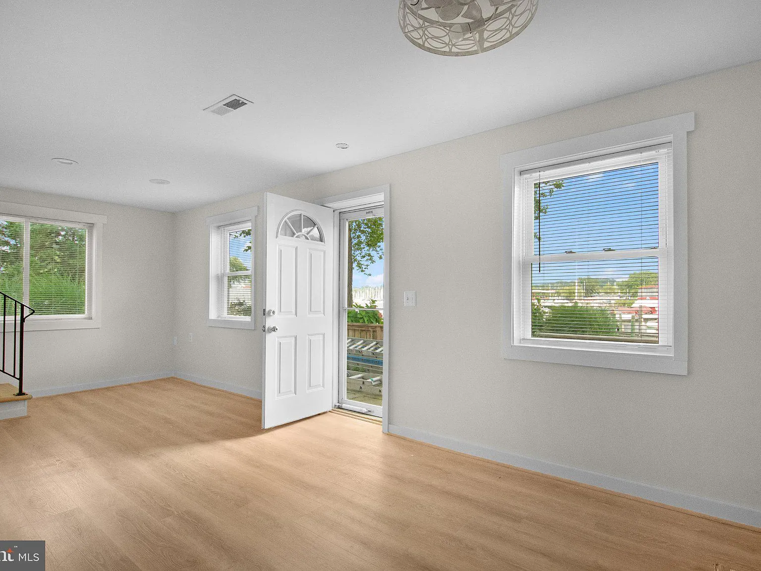 3 bed, 2.0 bath, 1800 sqft, $2,700 — Photo 3