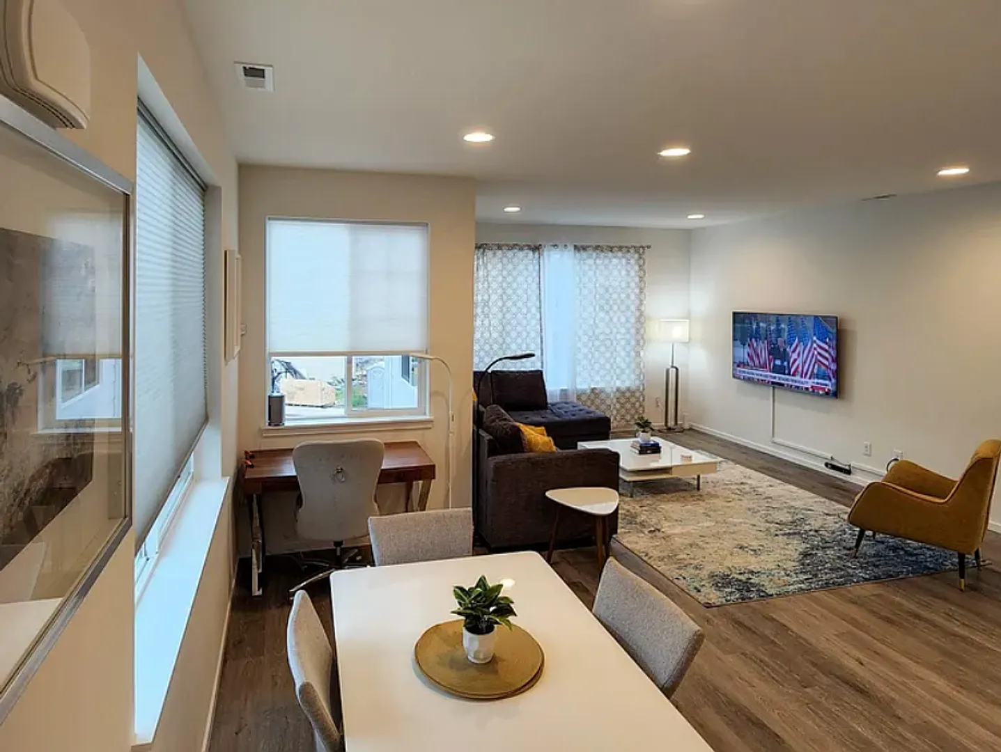 Like New Town Home in Upscale Silverdale — Photo 3