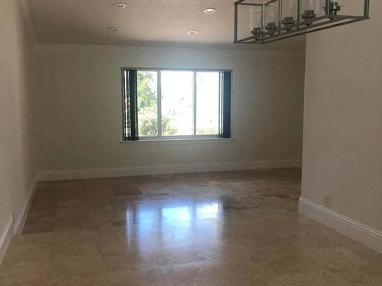 8649 NW 57th Ct — Photo 4
