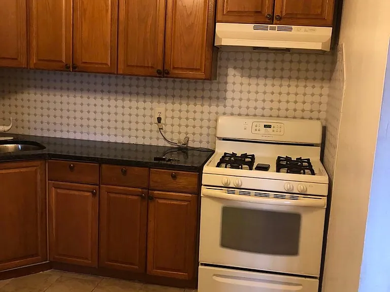 387 College Dr — Photo 2