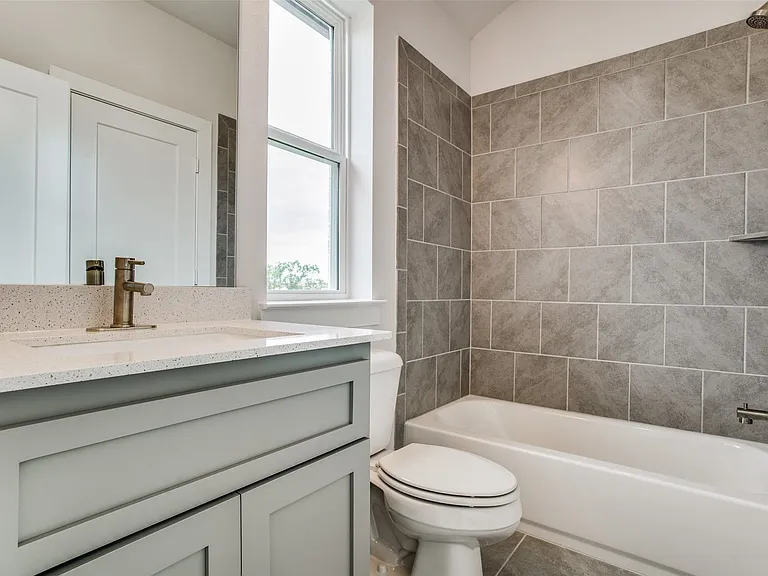 First Floor ensuite bath.