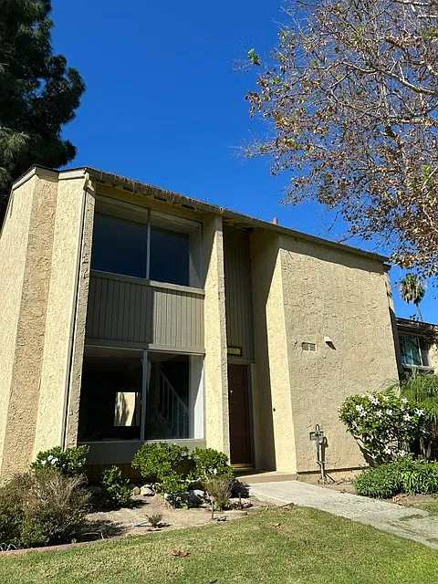 1601 Bassett Ln