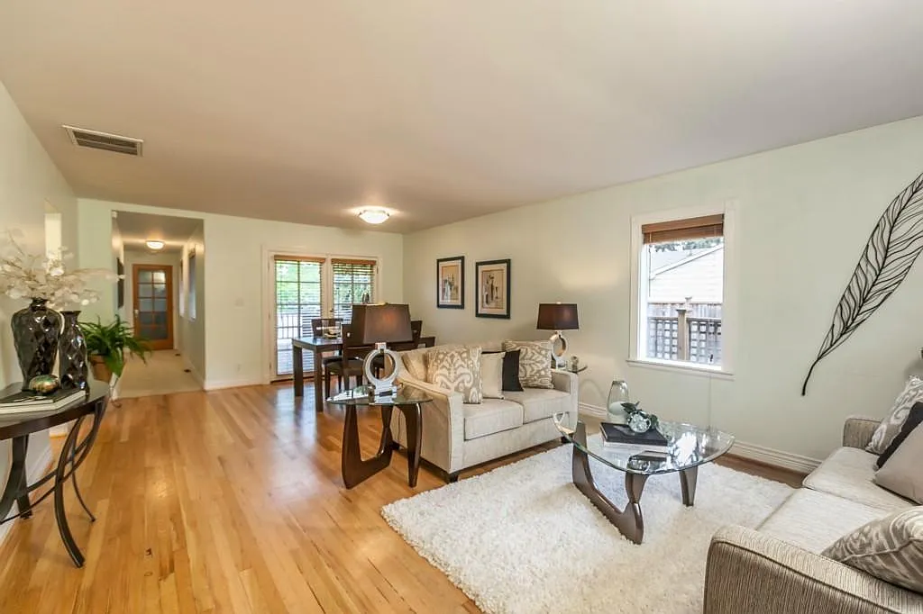 3 bed, 2340 sqft, $4,100 — Photo 4