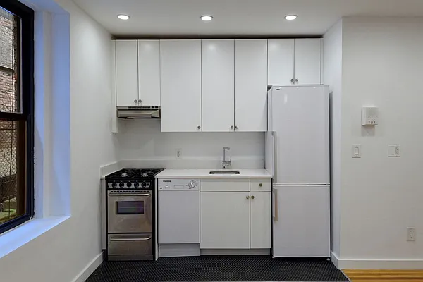 Rented by Aether Property Group | media 22