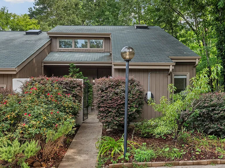 8 Ellsworth Ct — Photo 1