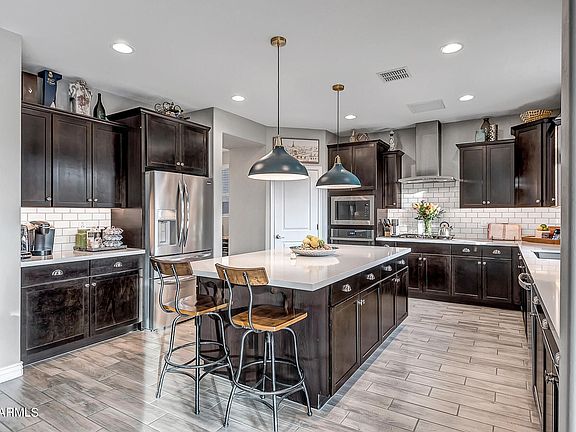 3rd image of 517 E Balao Dr
