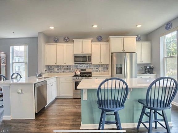 5th image of 352 Dawson Pl