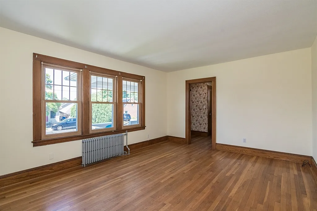 3 bed, 1.5 bath, 2012 sqft, $2,500 — Photo 3