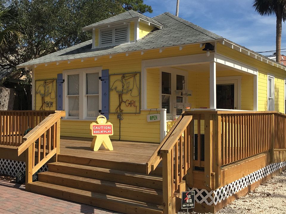 2nd image of 207 Live Oak St