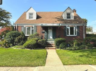 11 Eric Ln, New Hyde Park, NY 11040