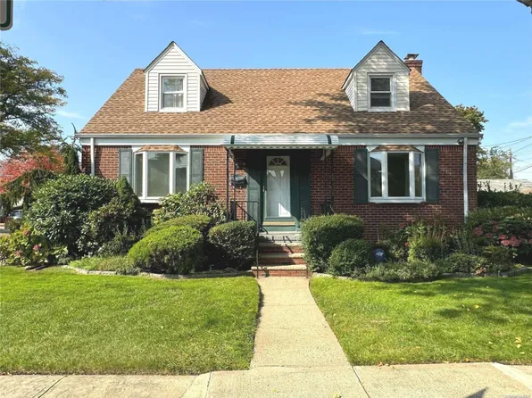 11 Eric Lane, New Hyde Park, NY 11040