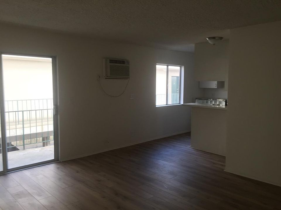 Spacious living room with balcony