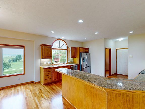 5th image of 325 Inglewood Cir