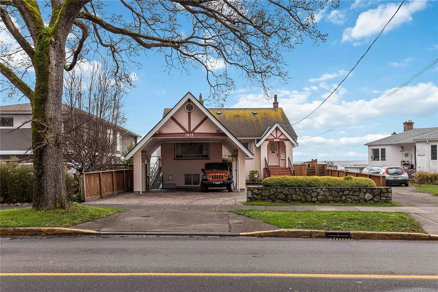 1811 Hollywood Cres photo 1