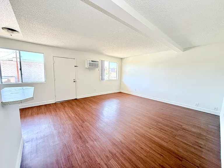 7355 Woodley Ave #8 — Photo 2