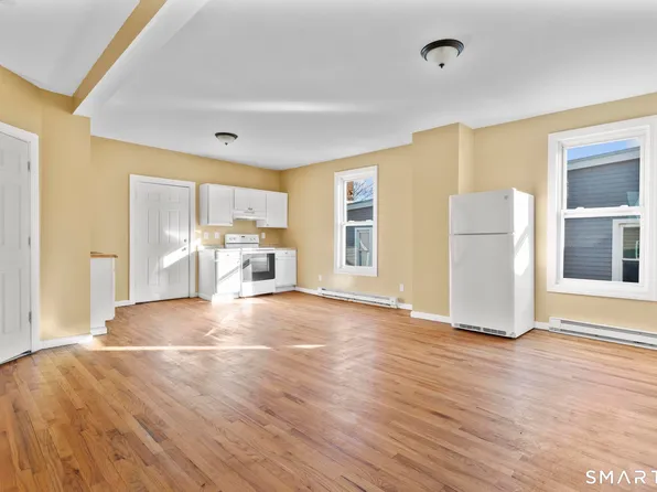 691 S Main St APT 3, Waterbury, CT 06706