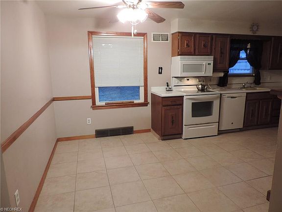 4th image of 936 Woodlawn Ave