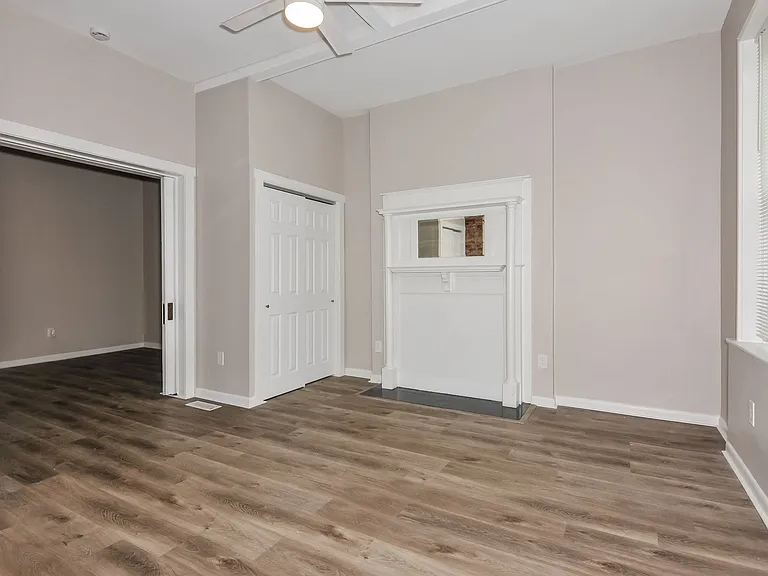 1348387_021_living_room_13079648.jpg