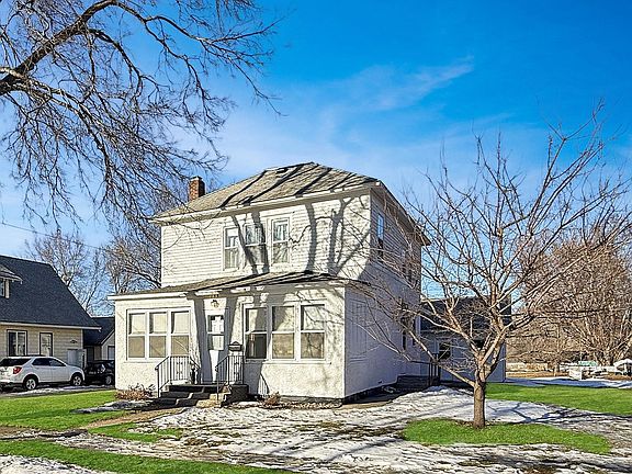 3rd image of 135 E Snelling Ave