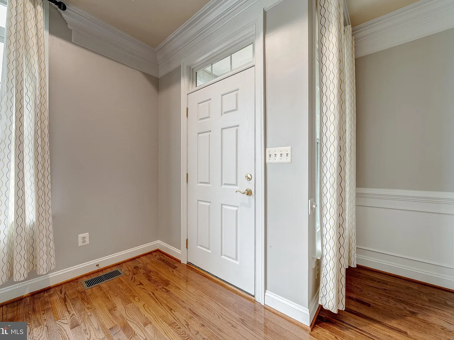 3 bed, 3.5 bath, 2616 sqft, $3,300 — Photo 4