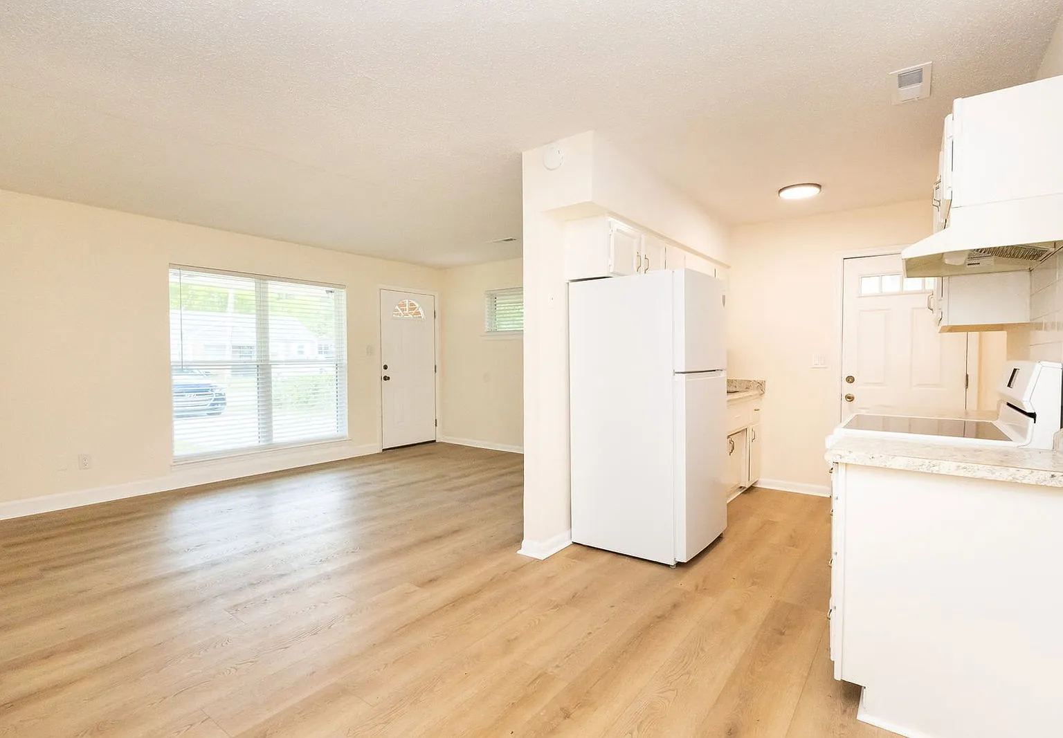 2 bed, 1.0 bath, 968 sqft, $1,295 — Photo 2