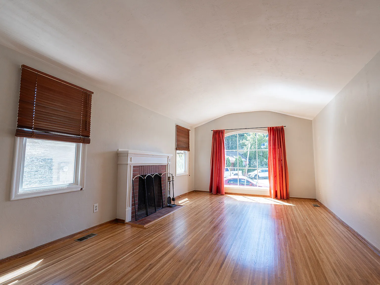 3 bed, 1310 sqft, $4,800 — Photo 3