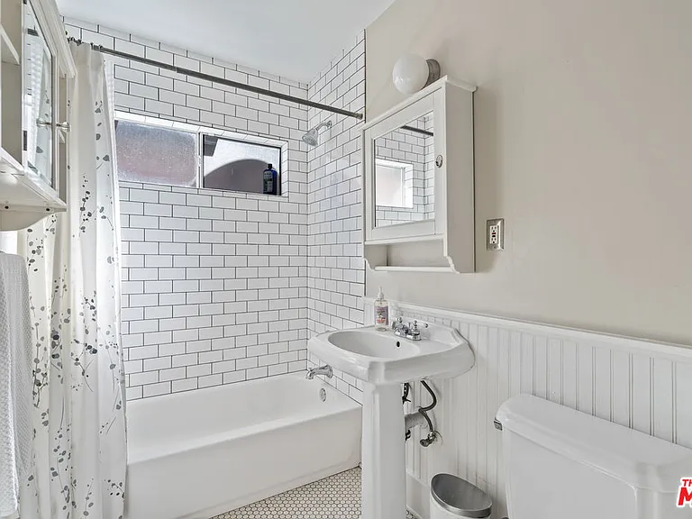 1613 Cabrillo Ave — Photo 20