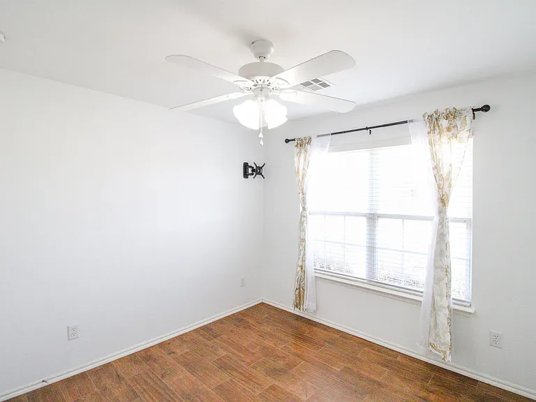 8000 Erryn Ln — Photo 9