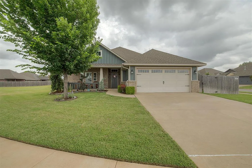 3 bed, 2.0 bath, 1806 sqft, $2,300 — Photo 1
