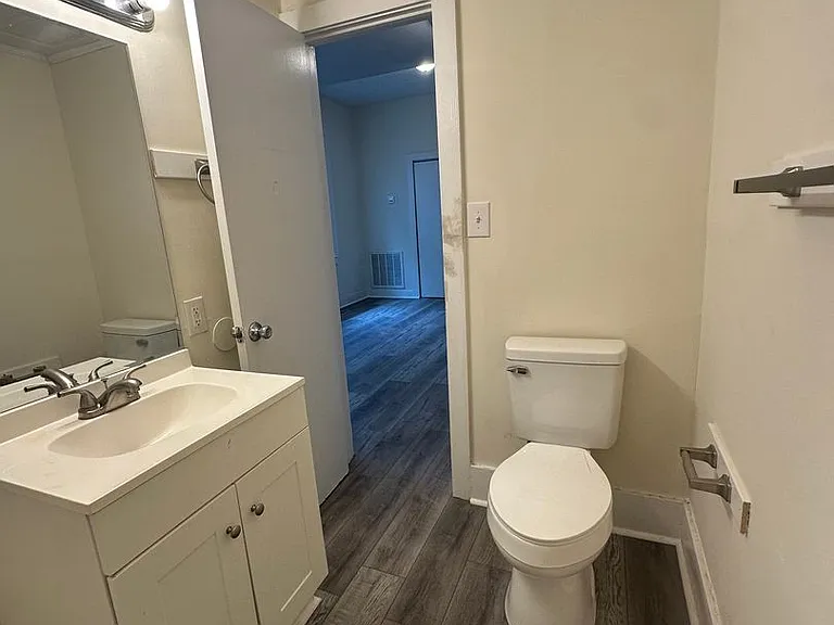 718 Queen St — Photo 16