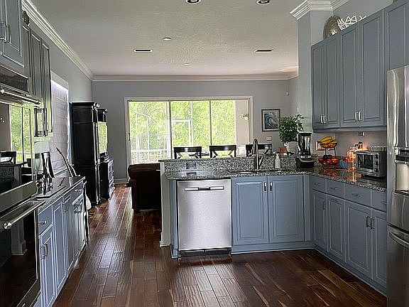 4th image of 364 Chelsea Place Ave