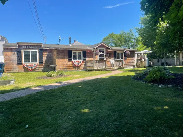 4 Cheney St, Blackstone, MA 01504