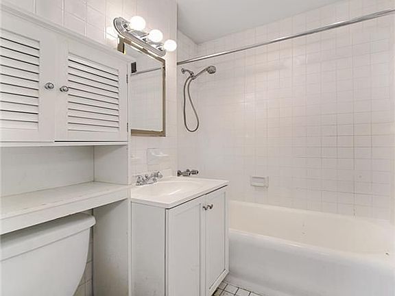 4th image of 34 W 72nd St #92