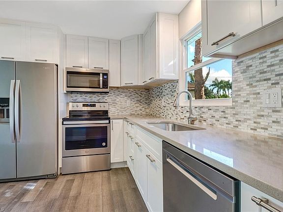 4th image of 27609 Pullen Ave