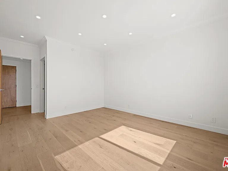 106 N Croft Ave #301 — Photo 23