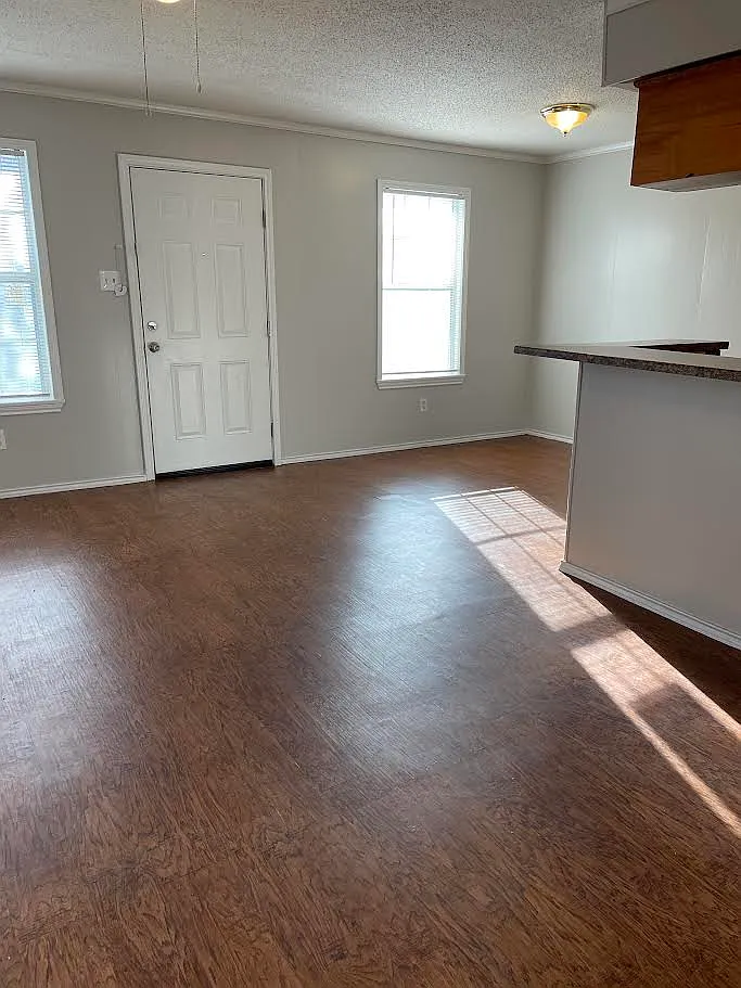 Spacious 1bd/1ba Apartment — Photo 2