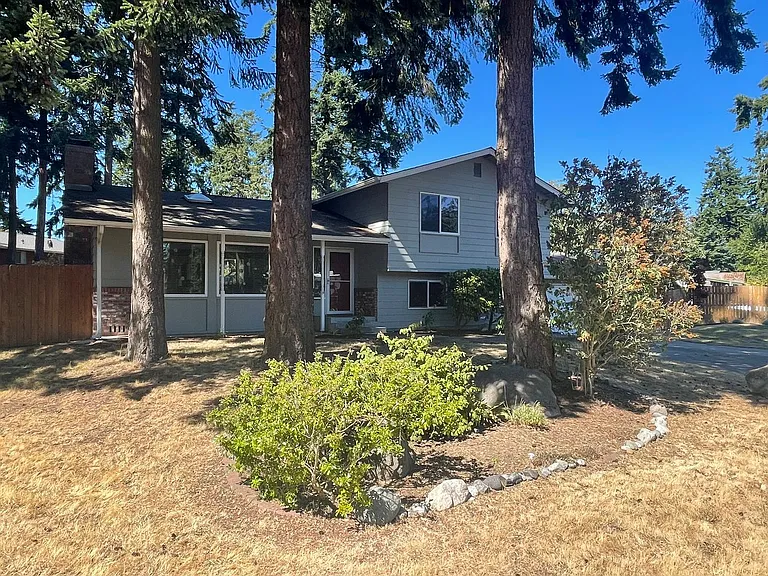 1168 Tulip Ln — Photo 3