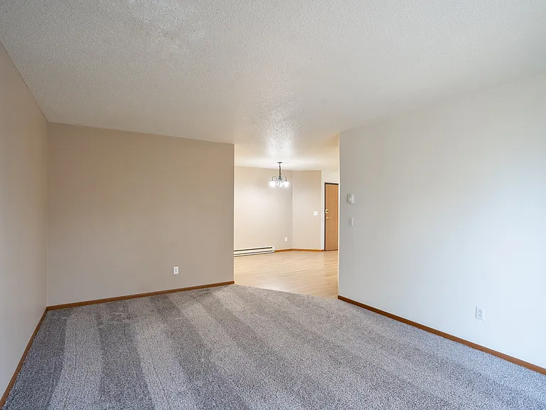 Fargo, ND Briar Pointe Apartments | 21A | Living
