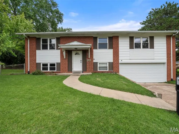 2245 Teakwood Manor Dr, Florissant, MO 63031