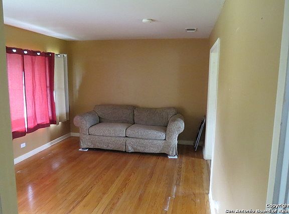 4th image of 751 Edgebrook Ln