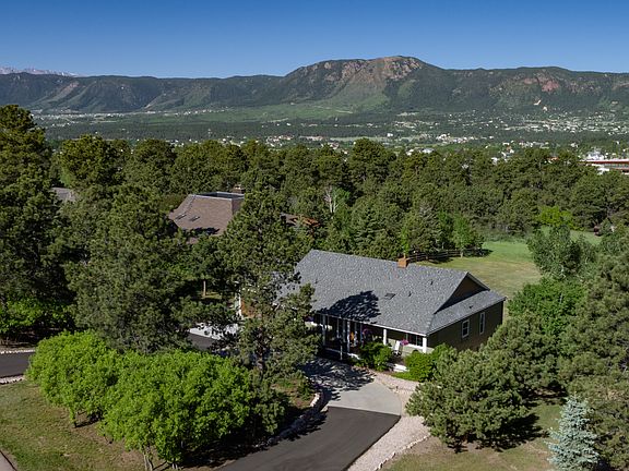 Private lot backs to 10 ac