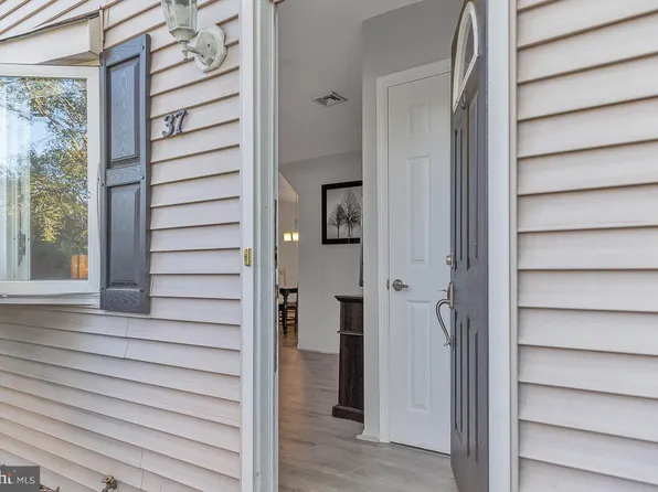 37 Chestnut St, Beachwood, NJ 08722