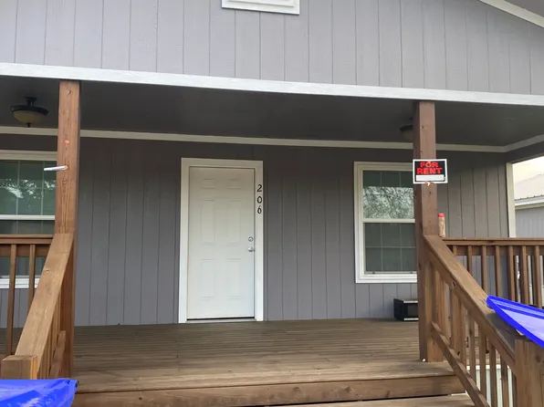 206 E Morris St, Yoakum, TX 77995