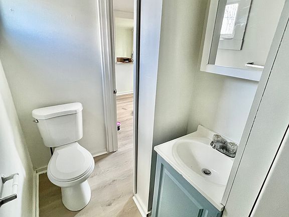 4th image of 31-33 Fern Ave #202