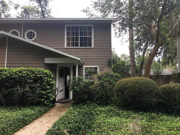 2871 SW 38th Pl — Photo 1