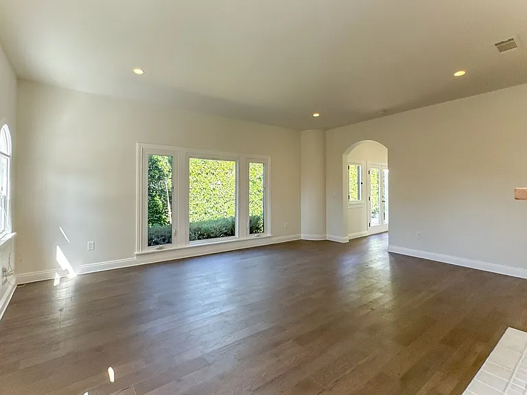 1043 S Plymouth Blvd — Photo 22