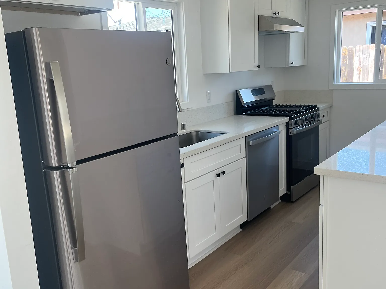 2 bed, 890 sqft, $4,000 — Photo 2