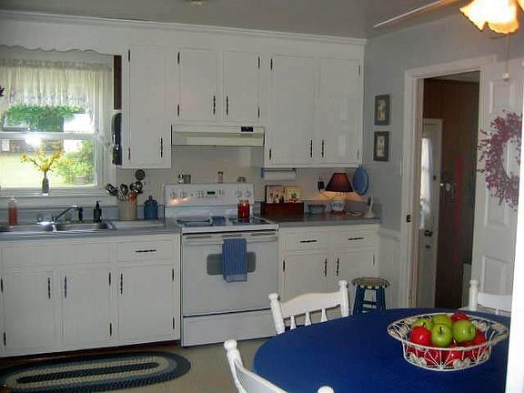 Light and Bright Kitchen and Casual Dining Area