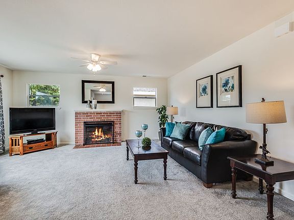 5th image of 424 Carlyn Ave