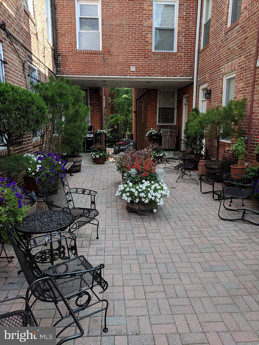 Building Photo - 1421 Q St NW #1